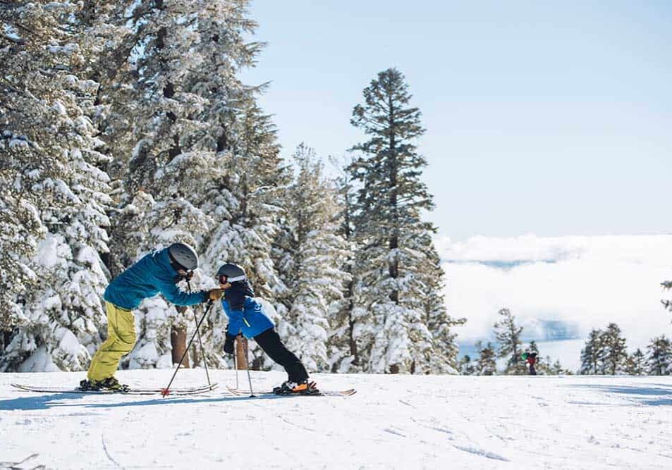 Should beginners wear heavier or lighter skis